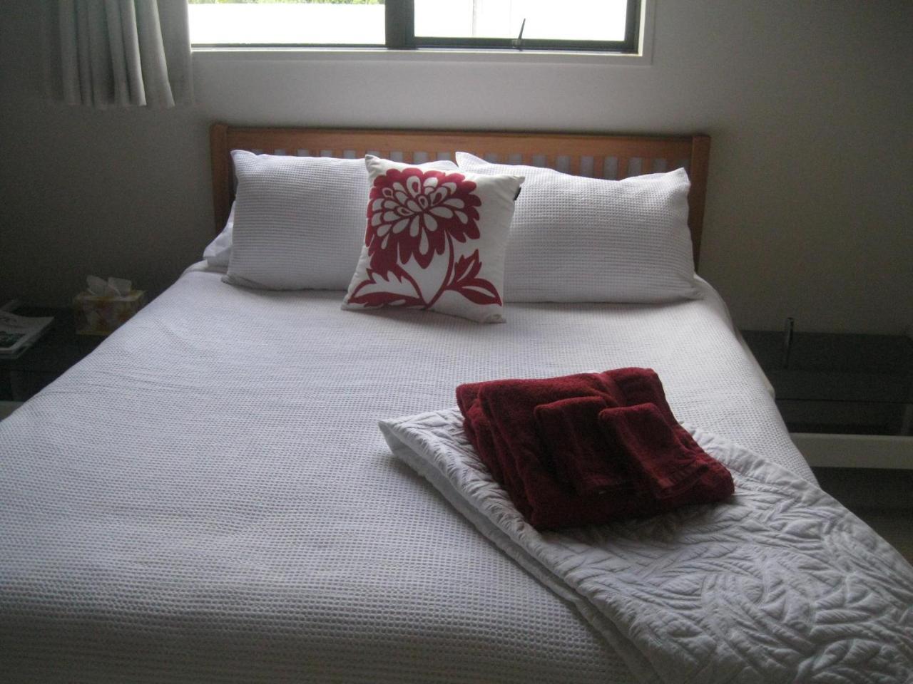 104 On Moore Bed & Breakfast Whangamata Exterior foto